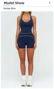 Détail du short de fitness taille haute et du débardeur avec surpiqûres blanches bleu marine