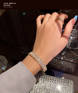Bracelet manchette et bague dorés luxueux sertis de zircons étincelants de taille baguette