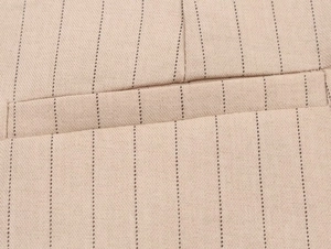 Vue macro détaillée du tissu beige à rayures noires avec des coutures de qualité supérieure