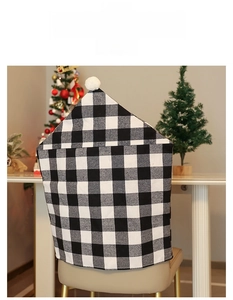 Détail de la housse de chaise de Noël à carreaux noirs et blancs avec pompon en peluche