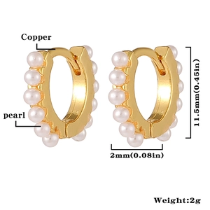 Detalle de pendientes de aro con perlas bañados en oro con una altura de 11,5 mm