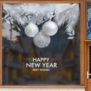 Weiße Weihnachtsfensteraufkleber mit Schneeflocken und Tannennadeln für die Dekoration