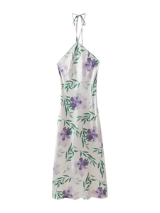 Détail de la robe licou en soie avec motifs floraux violets et liens délicats