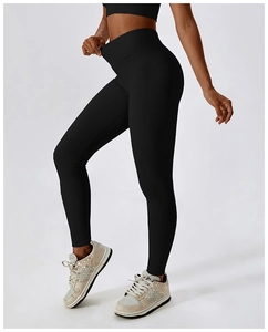 Vue détaillée du legging de yoga noir à taille haute nervuré avec effet sculptant gainant