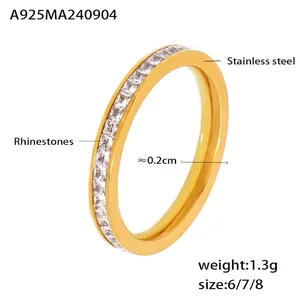 Détail de la bague en acier doré de 0,2 cm avec des strass brillants et élégants