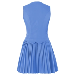 Vue détaillée du dos d'une robe plissée sans manches bleue avec une coupe ajustée