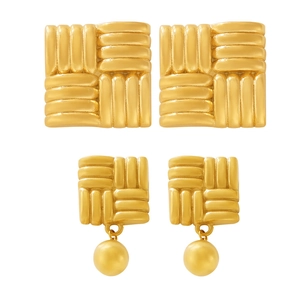 Orecchini a perno quadrati e pendenti con trama a maglia in acciaio placcato oro 18k