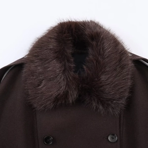 Manteau en laine pour femme avec col en fausse fourrure et boutons noirs en marron foncé