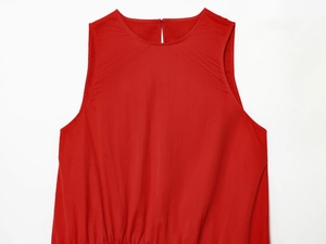 Vue détaillée de la robe midi rouge sans manches avec col rond et ouverture au dos