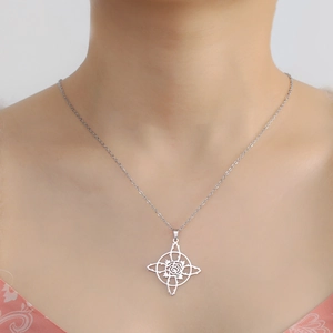 Collier minimaliste en acier inoxydable argenté avec pendentif rose et cadre découpé en étoile