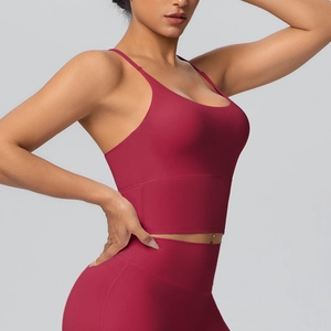 Détail de la brassière de sport bordeaux et du legging de yoga taille haute