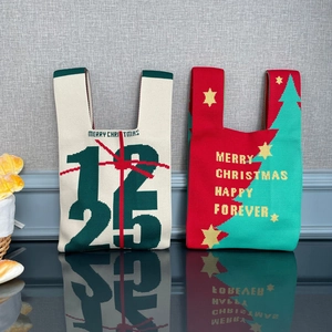 Détail de sacs à main tricotés de Noël en beige et rouge avec motifs festifs