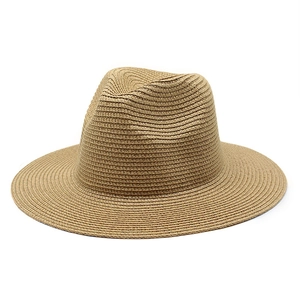 Dettaglio macro dell'intreccio in paglia naturale e texture di un cappello fedora