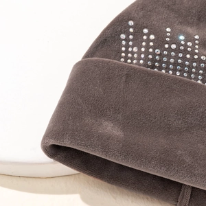 Berretto slouchy in velluto caffè scuro da donna con motivi geometrici di strass