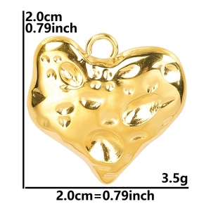 Detail view of 18k gold plated heart pendant showing 2.0cm size and 3.5g weight info