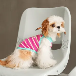 Débardeur rayé pour chien rose et vert avec bordure bleue pour petits animaux