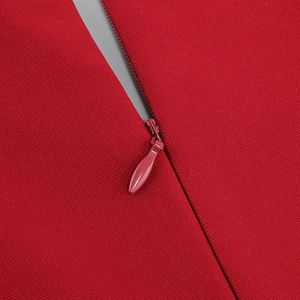 Détail de la robe bordeaux avec fermeture éclair invisible et texture en sergé de qualité