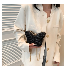 Détail du sac de soirée papillon noir avec paillettes et fermoir en perle élégant
