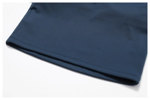Gros plan sur les coutures à double aiguille du tissu de yoga bleu foncé extensible