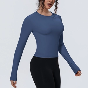Gros plan sur le t-shirt de yoga bleu à manches longues avec coutures sportives