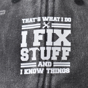 Berretto da baseball grigio in cotone con stampa 'I FIX STUFF AND I KNOW THINGS' bianca