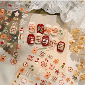 Autocollants à ongles de Noël détaillés avec ours, bonhomme de neige et motifs écossais