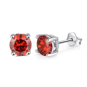 Détail de boucles d'oreilles en argent S925 avec une pierre précieuse rouge ronde sertie à griffes