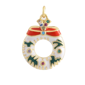 Détail du pendentif couronne de Noël avec finition dorée et gemmes en émail coloré