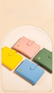 Dettaglio delle copertine per passaporto in pelle PU color pastello con logo aereo dorato