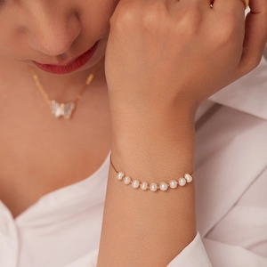 Bracelet élégant en perles d'eau douce naturelles avec chaîne en acier inoxydable doré 18k