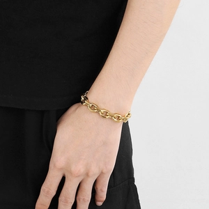 Poliertes goldenes Edelstahl O-Kettenarmband am Handgelenk für einen Unisex-Look