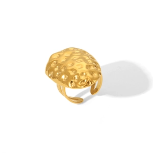 Detail eines goldenen Seestern-Rings mit Hammerschlag-Textur und verstellbarer offener Ringschiene