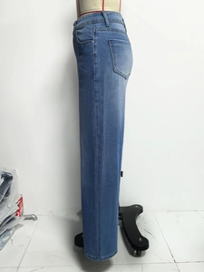 Detail van high waist wide leg jeans in donkerblauw denim met premium stikselwerk