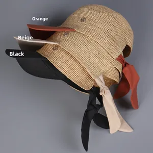 Gedetailleerde weergave van drie kleuren raffia stro baseballpetten voor dames