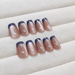 Faux ongles œil de chat style français bleu foncé et rose nude avec reflets pailletés