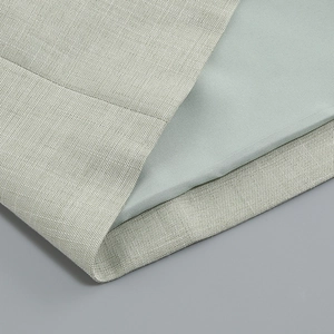 Détail macro du tissu extérieur texturé blanc cassé et de la doublure soyeuse bleu clair