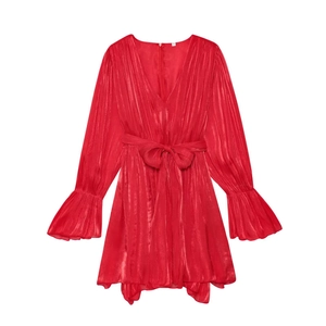 Robe rouge à manches longues, col en V, texture plissée, nœud à la taille et manches cloches