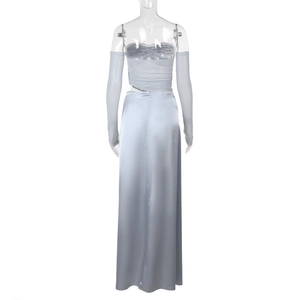 Vue arrière d'une robe en satin argenté avec coupe slim et manches détachées