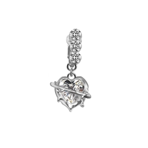 Vue détaillée du pendentif cœur argenté avec cristaux scintillants et design d'épines