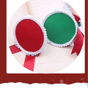 Dettaglio di fiocchi natalizi in feltro rosso e verde con pizzo bianco per bambine