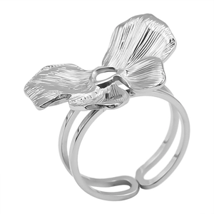 Détail d'une bague en acier argenté avec pétale plissé 3D et texture brossée fine