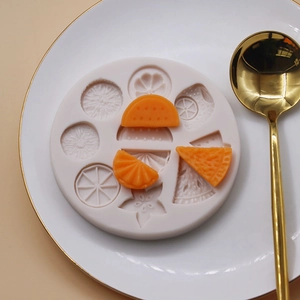Makroansicht der Silikonform mit Fruchtmotiven wie Orangenscheiben und Wassermelonenstücken