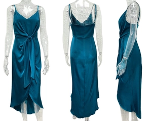 Robe nuisette en satin vert paon avec nœud frontal et ourlet sirène asymétrique élégant