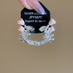 Detail von 925er Silber Ohrringen mit floralem Design und Zirkonia Besatz