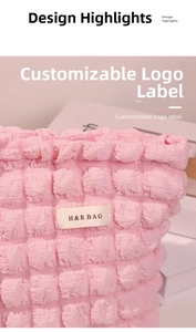 Detalle de textura de nube rosa y etiqueta de marca H&R BAG en neceser de maquillaje