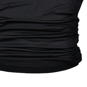 Détail du tissu froncé noir et des fronces latérales sur ce haut d'été moulant et sexy