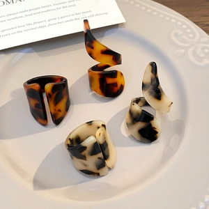 Maillard style acrylic geometric tortoise shell rings set for women on ceramic plate