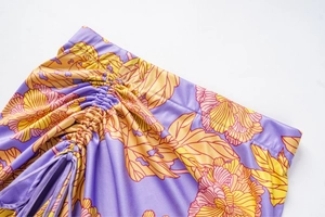 Dettaglio slip bikini a vita alta con stampa floreale e coulisse arricciate regolabili