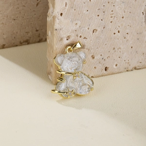 Pendentif ours exquis avec contours dorés et texture de cristal glacé pour femmes