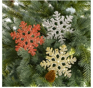 Nahaufnahme von roten, silbernen und goldenen Schneeflocken am Tannenbaum